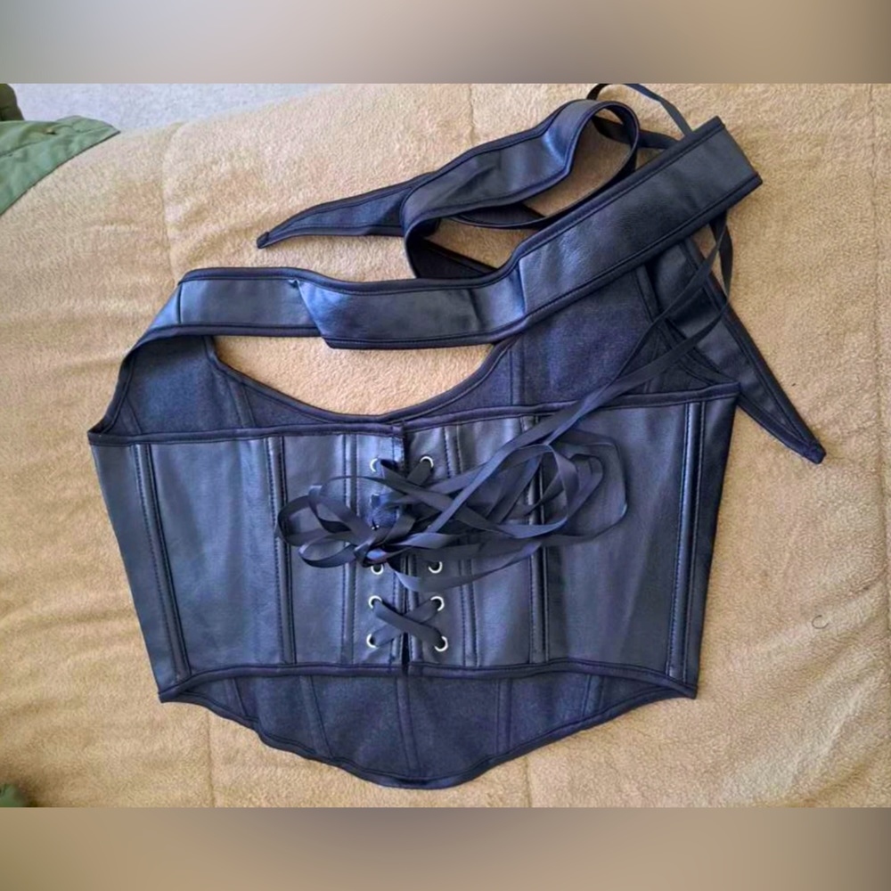 A tie backless PU leather shape wear top (corset)